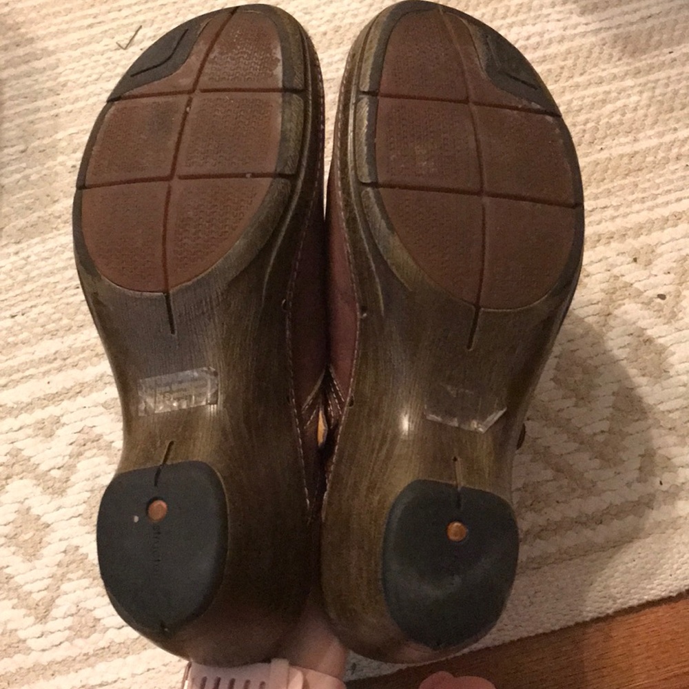 Structured Clarks Clogs - image 8